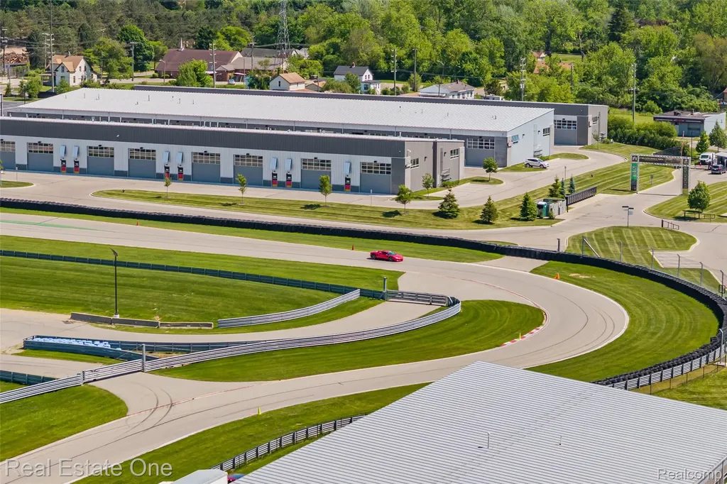 142 Pit Lane Pontiac City MI 48341