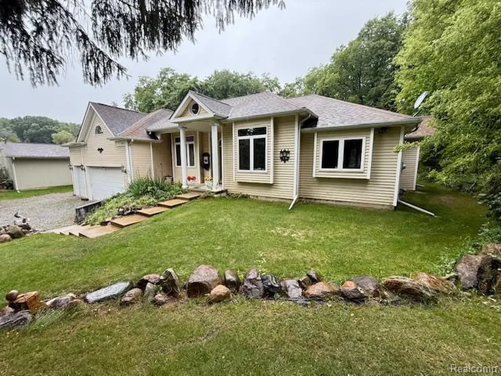 889 Cronkite Drive Orion Charter Township MI 48362