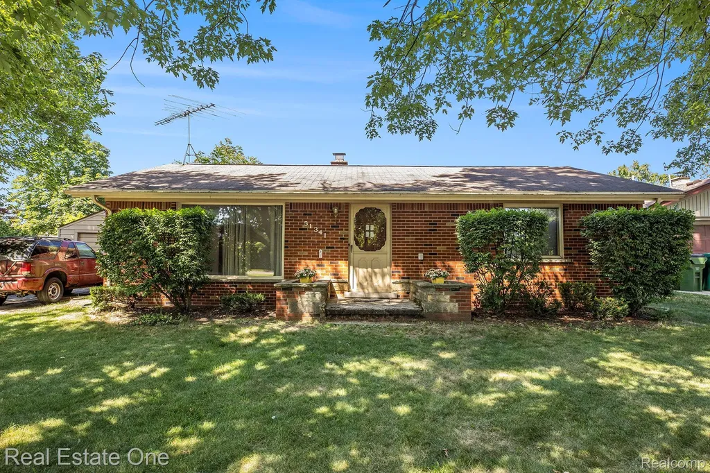 51341 Neumaier Drive Shelby Charter Township MI 48316