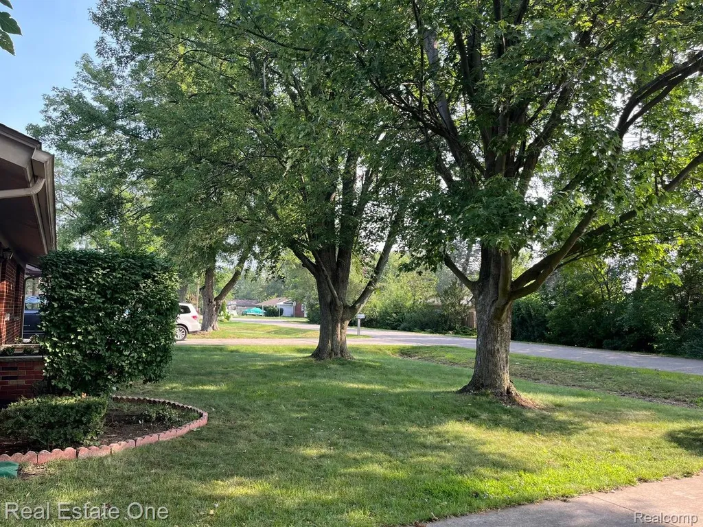 51341 Neumaier Drive Shelby Charter Township MI 48316