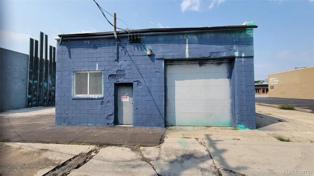 407 W 9 Mile Road Hazel Park City MI 48030