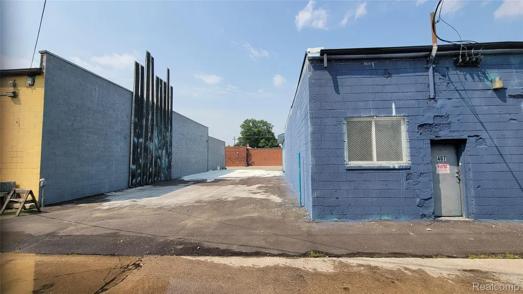 407 W 9 Mile Road Hazel Park City MI 48030