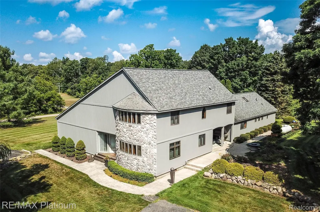 5160 Fenton Road Hartland Township MI 48430