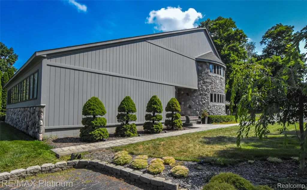 5160 Fenton Road Hartland Township MI 48430