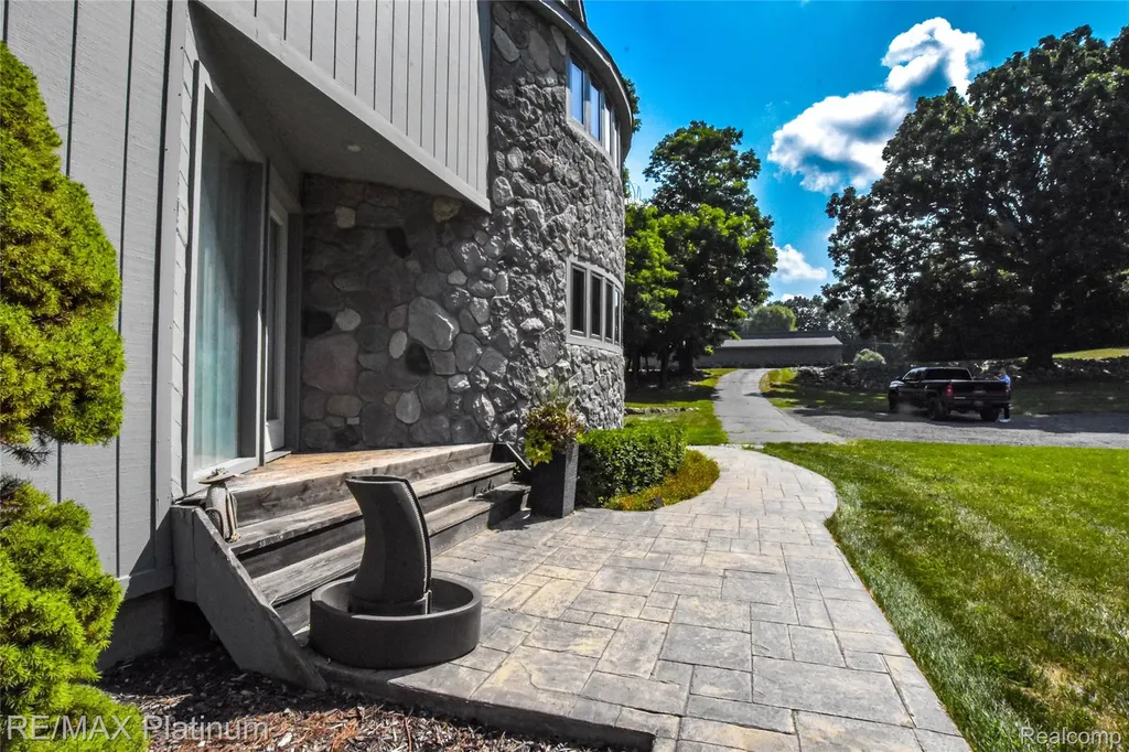 5160 Fenton Road Hartland Township MI 48430