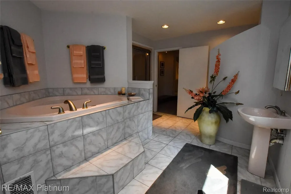 5160 Fenton Road Hartland Township MI 48430