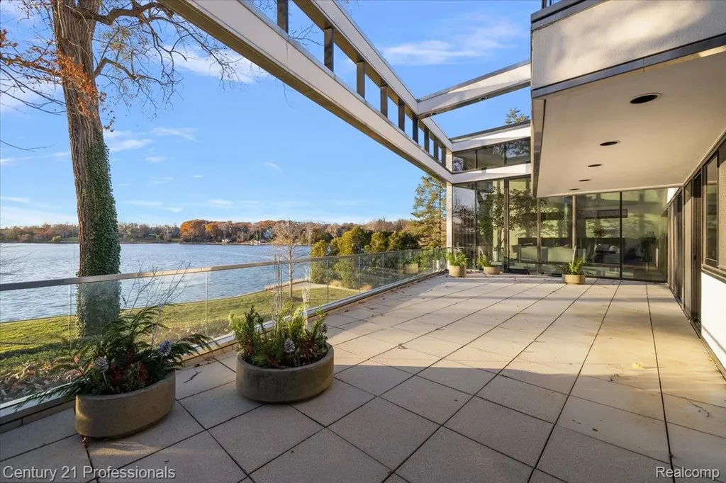 5904 Wing Lake Road Bloomfield Charter Township MI 48301