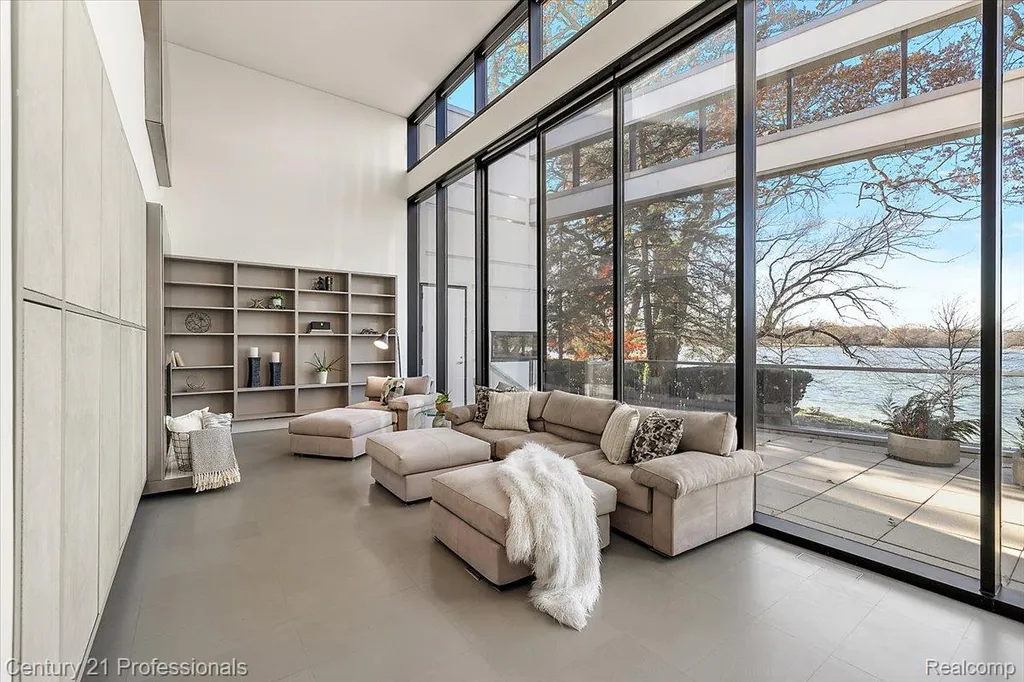 5904 Wing Lake Road Bloomfield Charter Township MI 48301