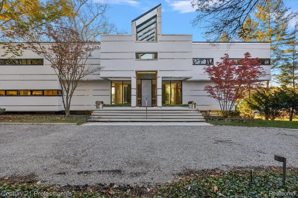 5904 Wing Lake Road Bloomfield Charter Township MI 48301