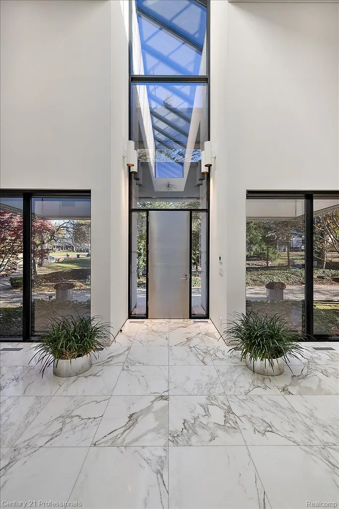5904 Wing Lake Road Bloomfield Charter Township MI 48301
