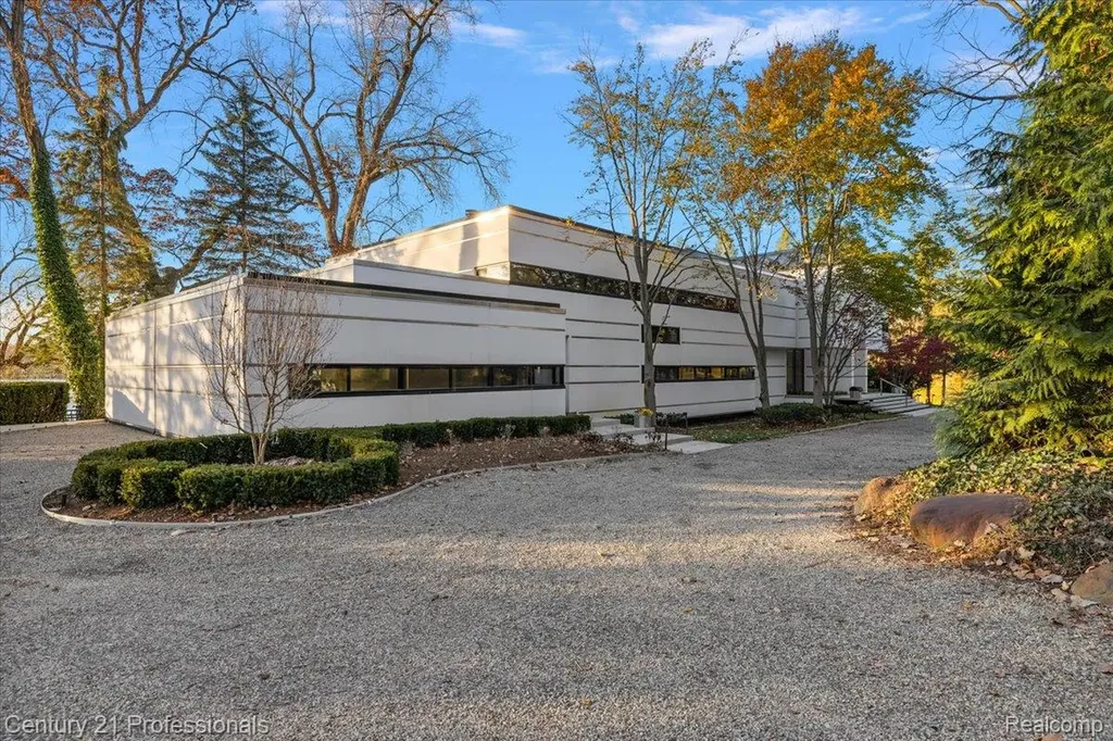 5904 Wing Lake Road Bloomfield Charter Township MI 48301