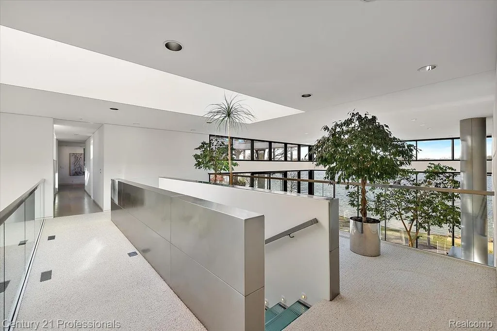 5904 Wing Lake Road Bloomfield Charter Township MI 48301