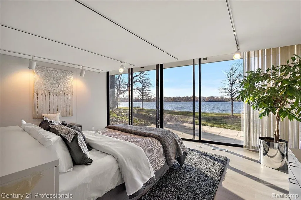 5904 Wing Lake Road Bloomfield Charter Township MI 48301
