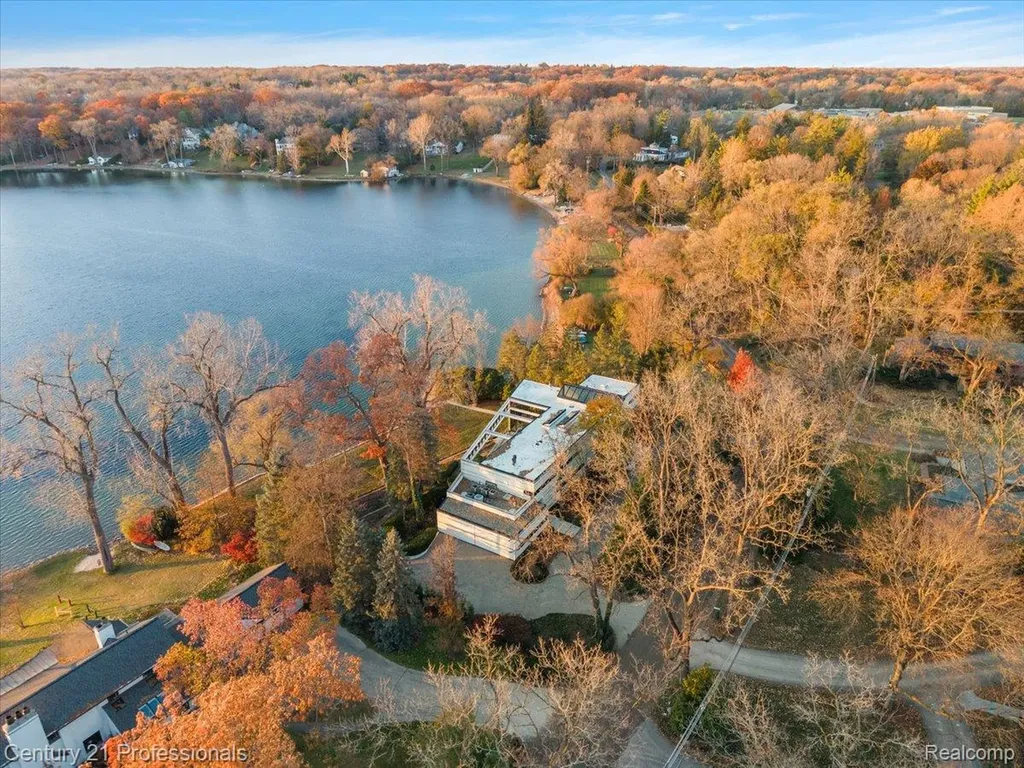 5904 Wing Lake Road Bloomfield Charter Township MI 48301