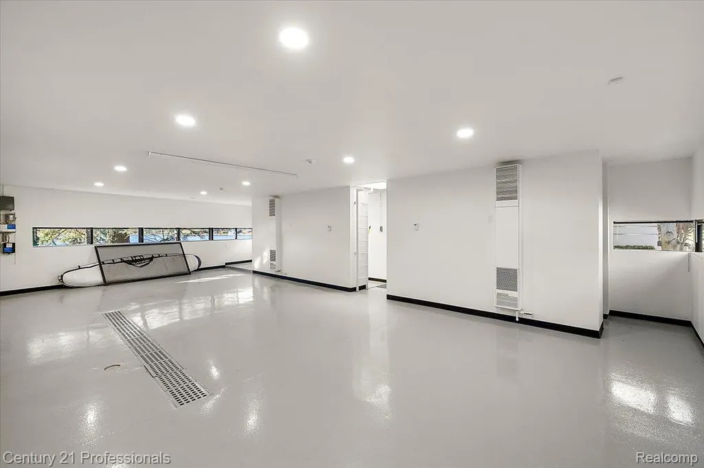 5904 Wing Lake Road Bloomfield Charter Township MI 48301