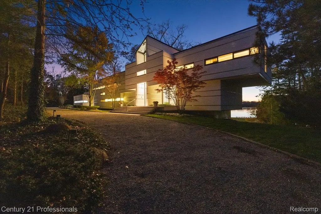 5904 Wing Lake Road Bloomfield Charter Township MI 48301