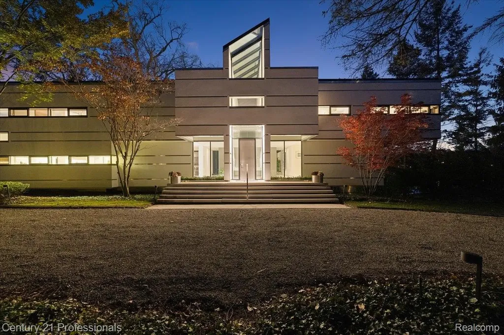 5904 Wing Lake Road Bloomfield Charter Township MI 48301