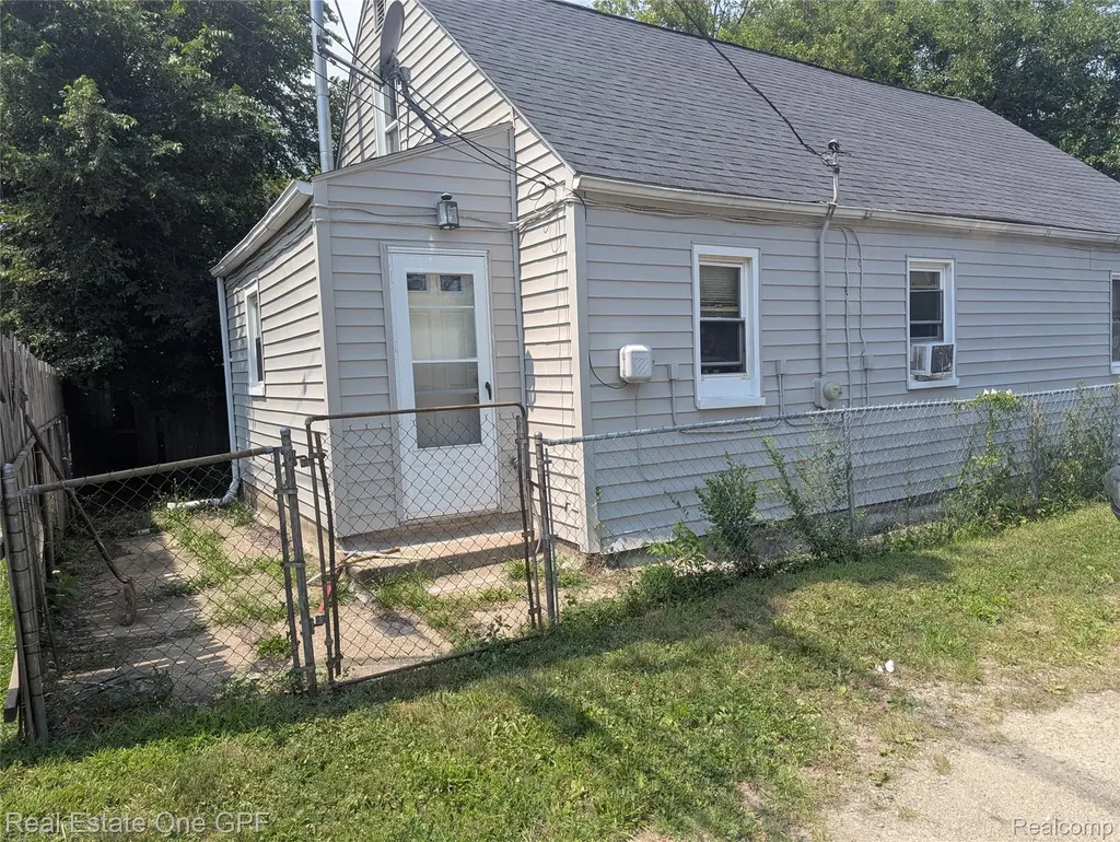 7052 Rivard Avenue Warren City MI 48091
