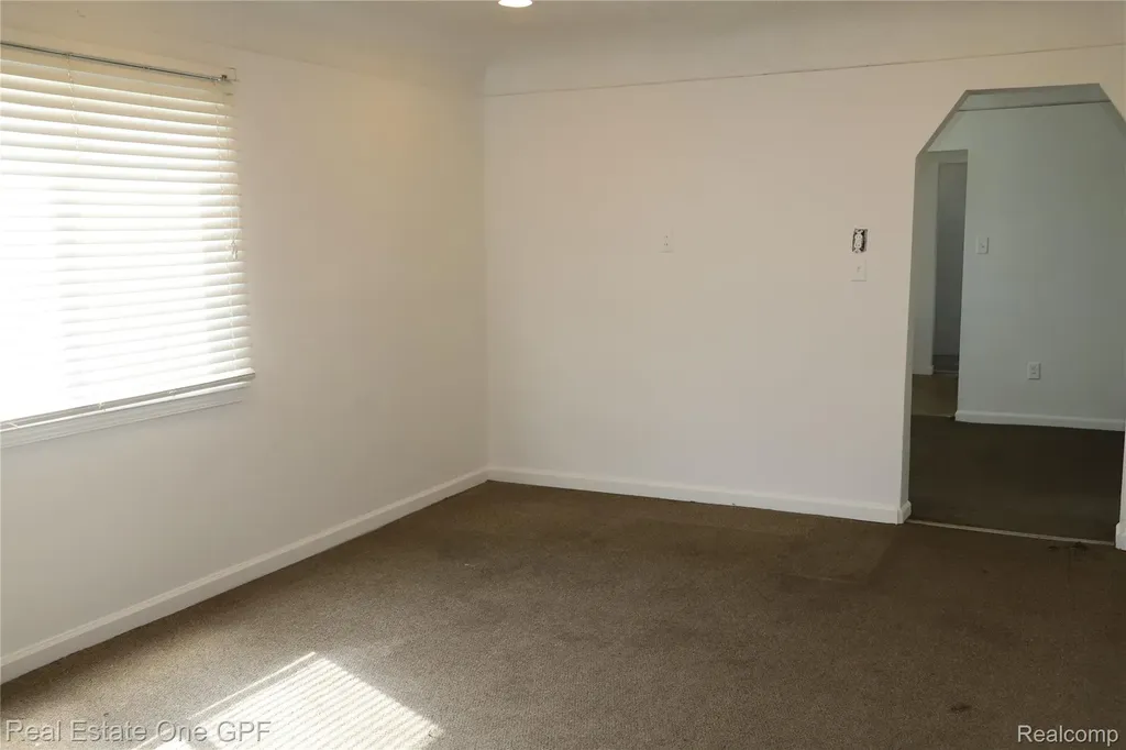 7052 Rivard Avenue Warren City MI 48091