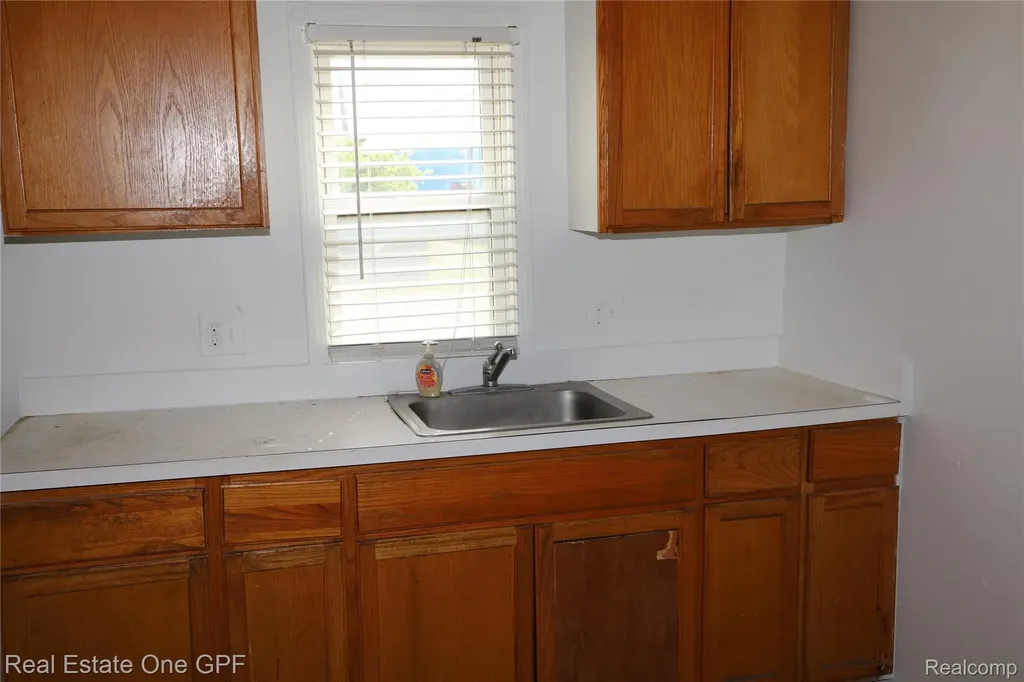 7052 Rivard Avenue Warren City MI 48091