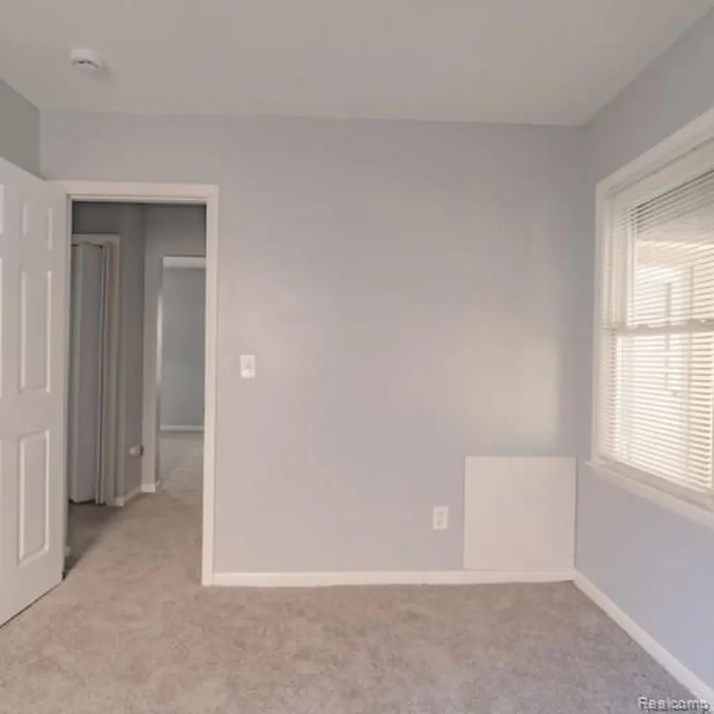 18557 Kenosha Street Harper Woods City MI 48225