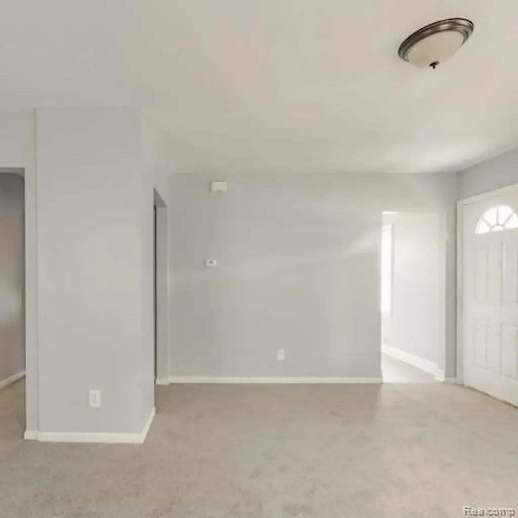 18557 Kenosha Street Harper Woods City MI 48225