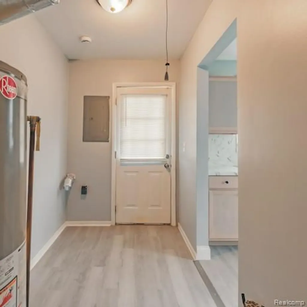 18557 Kenosha Street Harper Woods City MI 48225