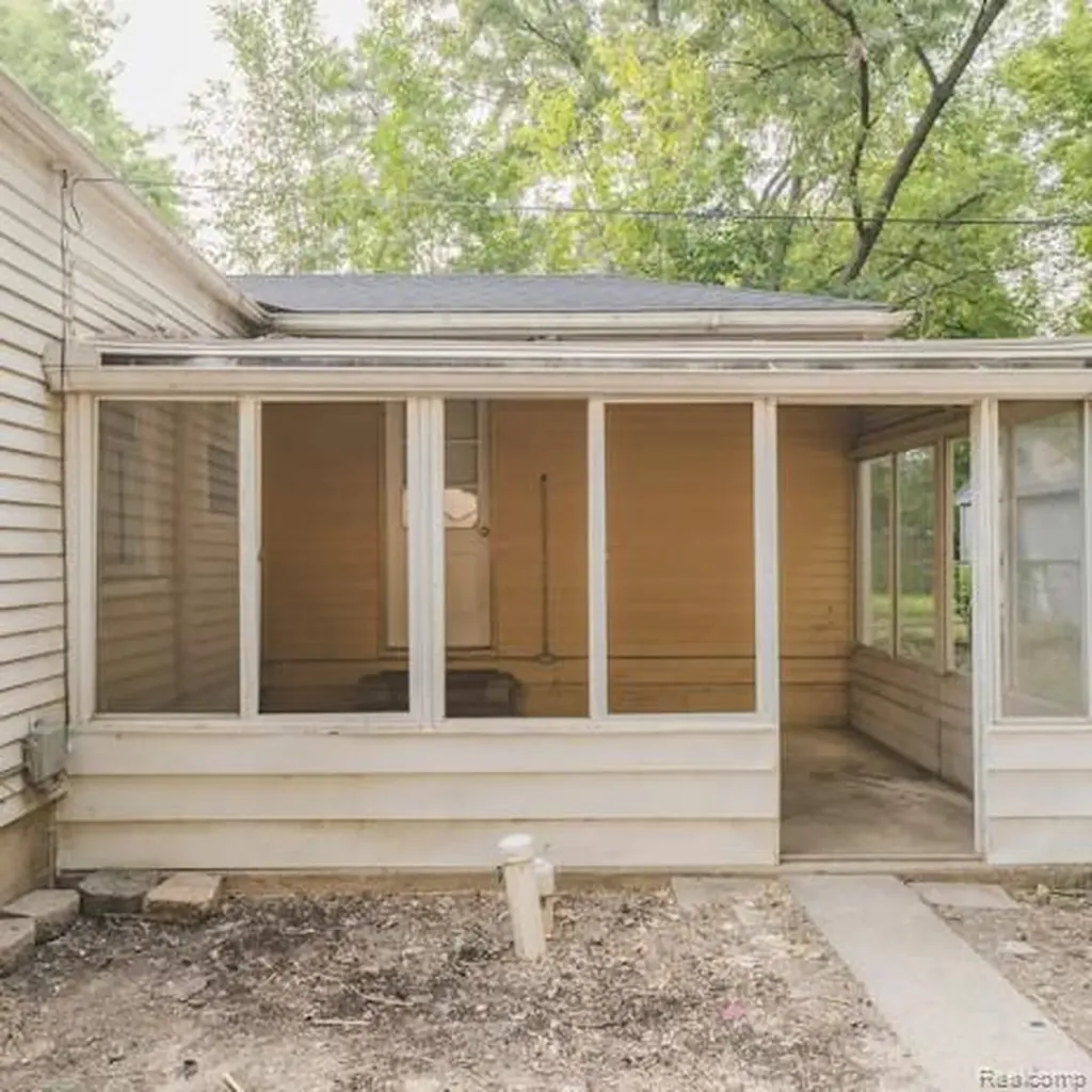 18557 Kenosha Street Harper Woods City MI 48225