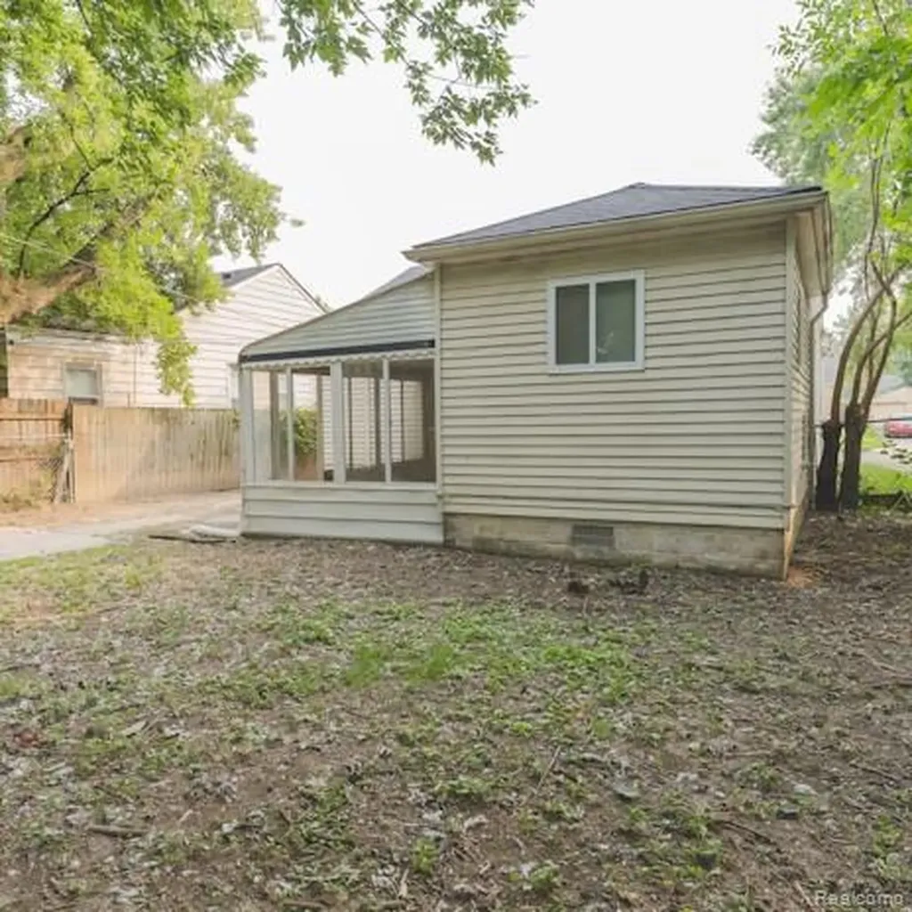 18557 Kenosha Street Harper Woods City MI 48225