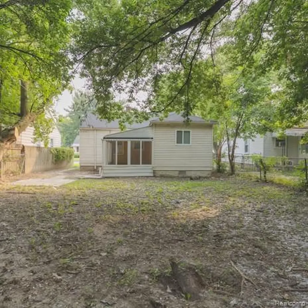 18557 Kenosha Street Harper Woods City MI 48225