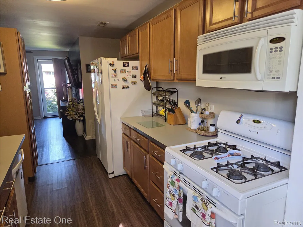 8279 Elm Street Taylor City MI 48180
