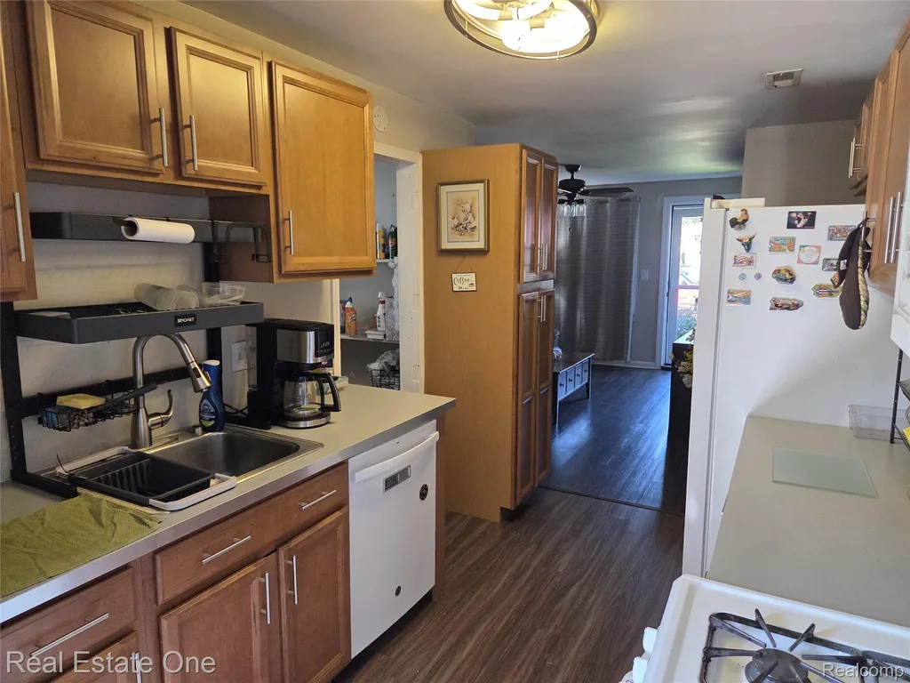 8279 Elm Street Taylor City MI 48180