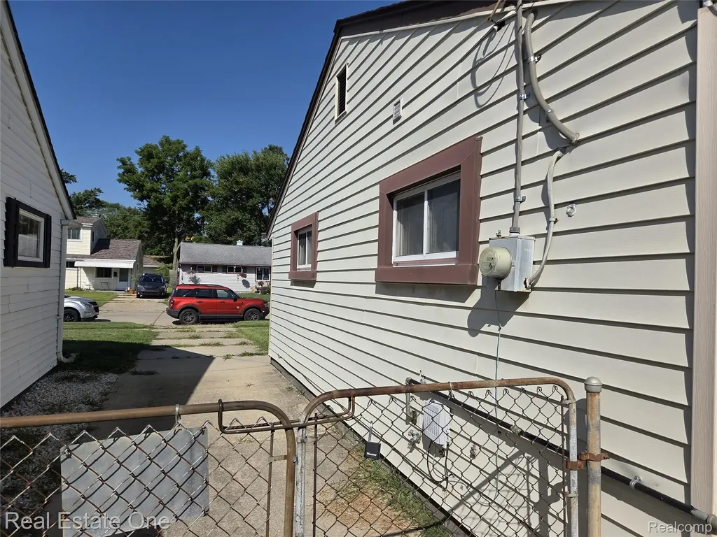 8279 Elm Street Taylor City MI 48180