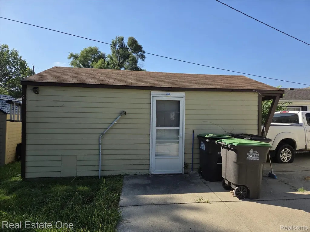 8279 Elm Street Taylor City MI 48180