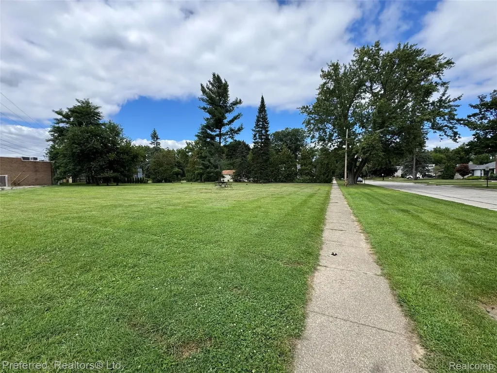 000 Lake Way Farmington City MI 48335
