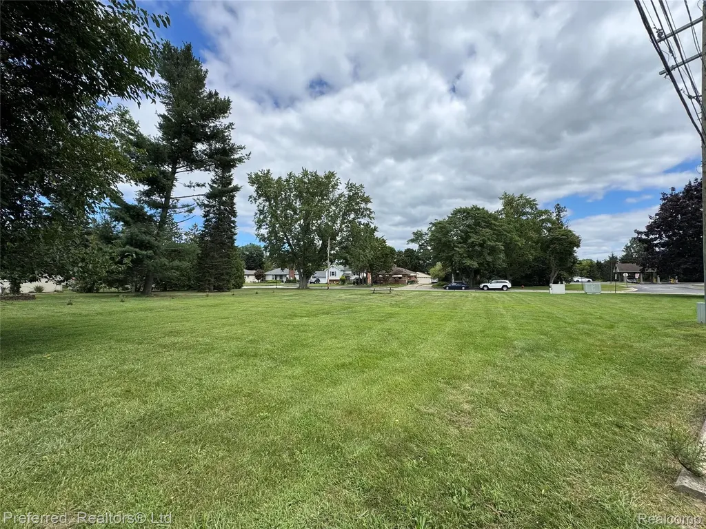 000 Lake Way Farmington City MI 48335