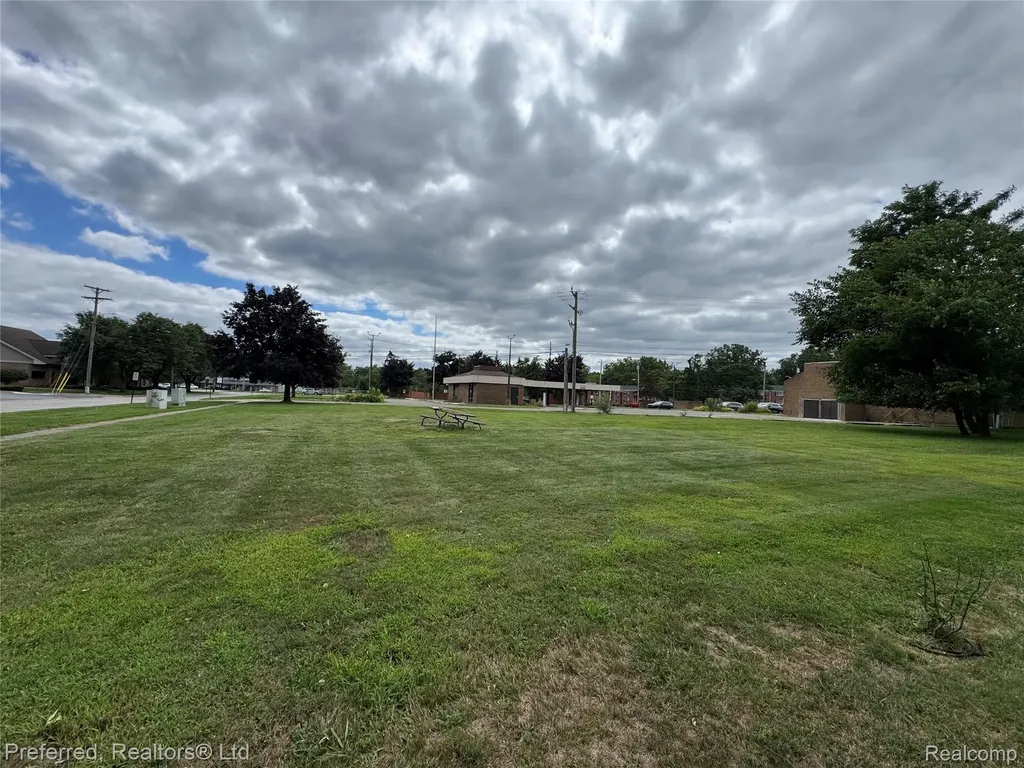 000 Lake Way Farmington City MI 48335