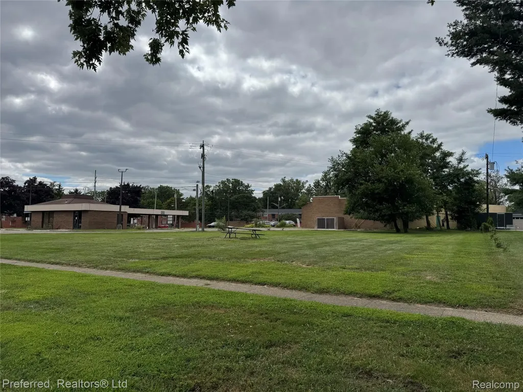 000 Lake Way Farmington City MI 48335