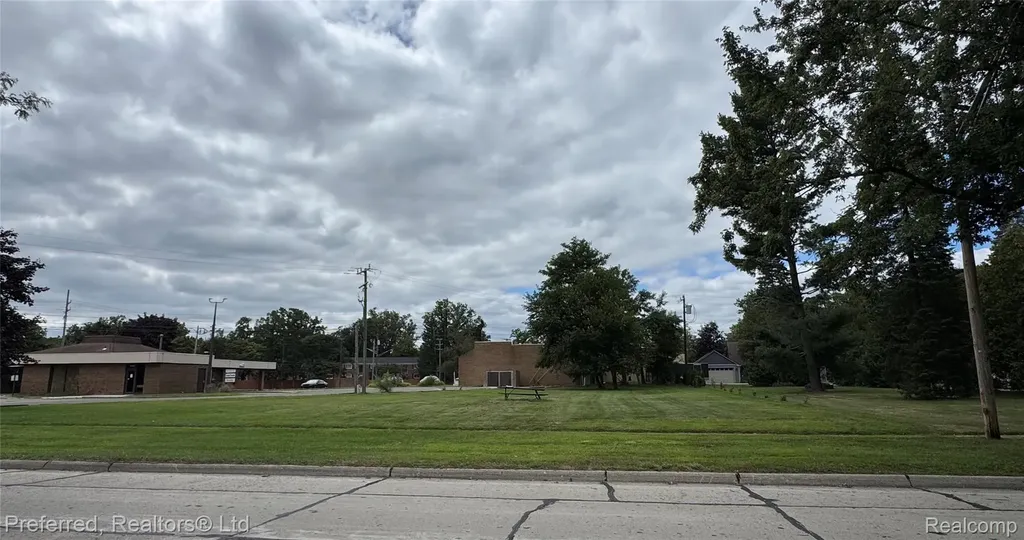 000 Lake Way Farmington City MI 48335