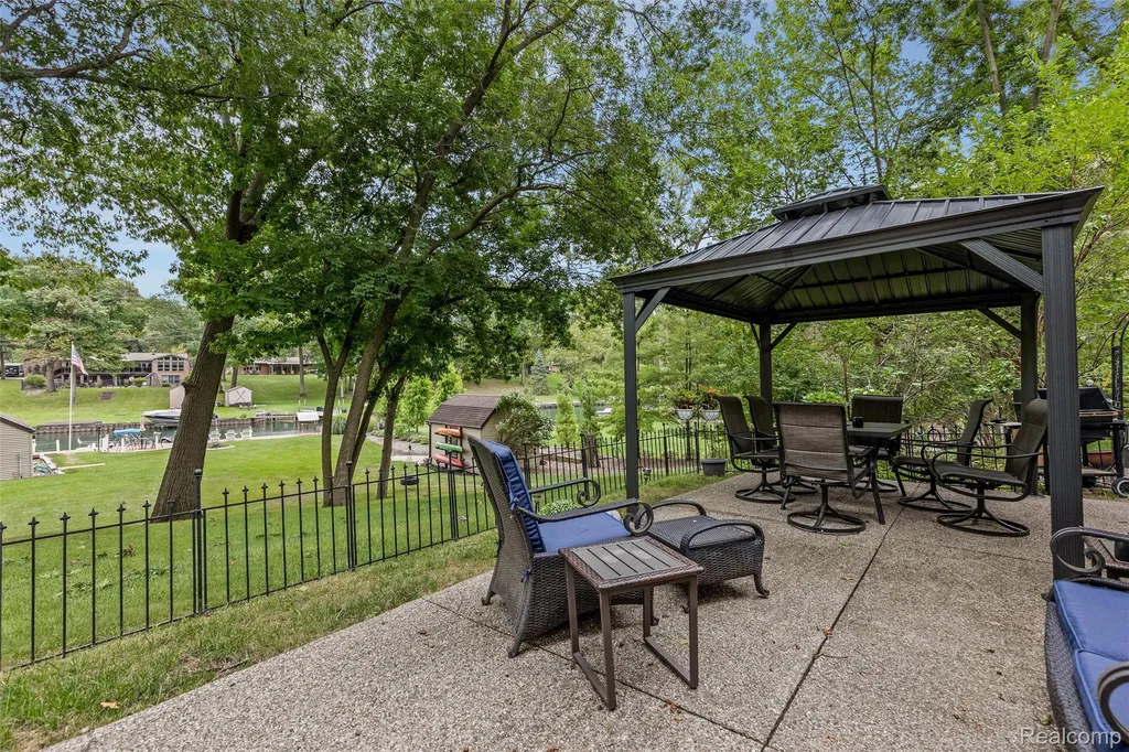 21071 Thorofare Road Grosse Ile Township MI 48138