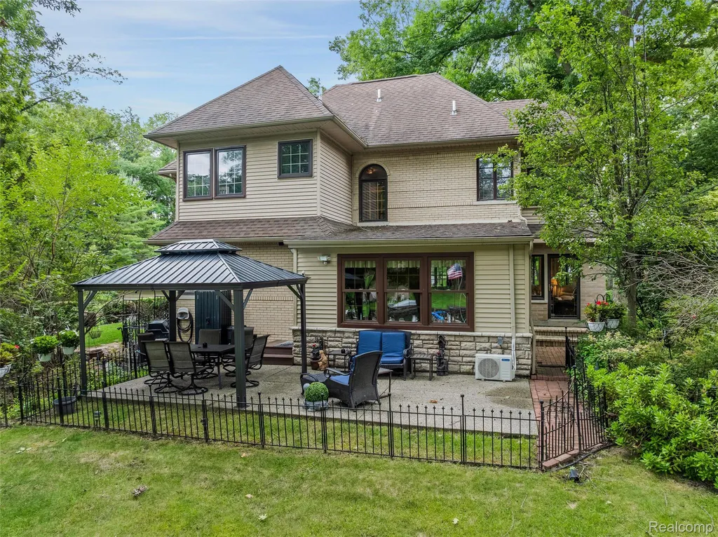 21071 Thorofare Road Grosse Ile Township MI 48138