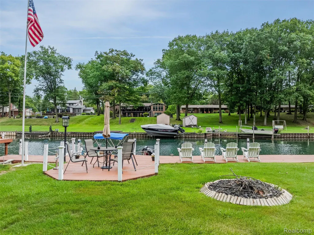 21071 Thorofare Road Grosse Ile Township MI 48138
