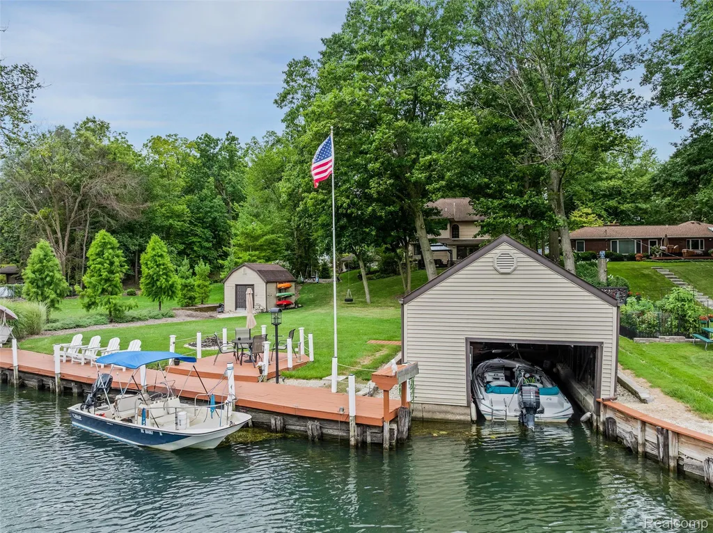 21071 Thorofare Road Grosse Ile Township MI 48138
