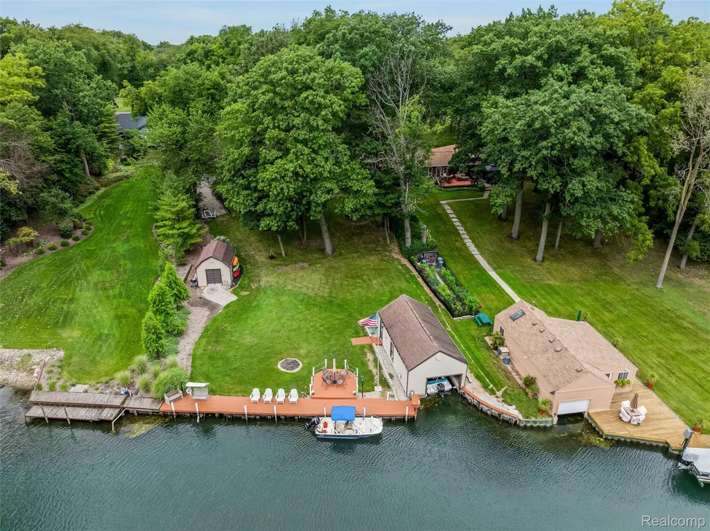 21071 Thorofare Road Grosse Ile Township MI 48138