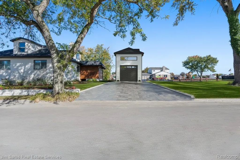 22505 Beach Street St. Clair Shores City MI 48081