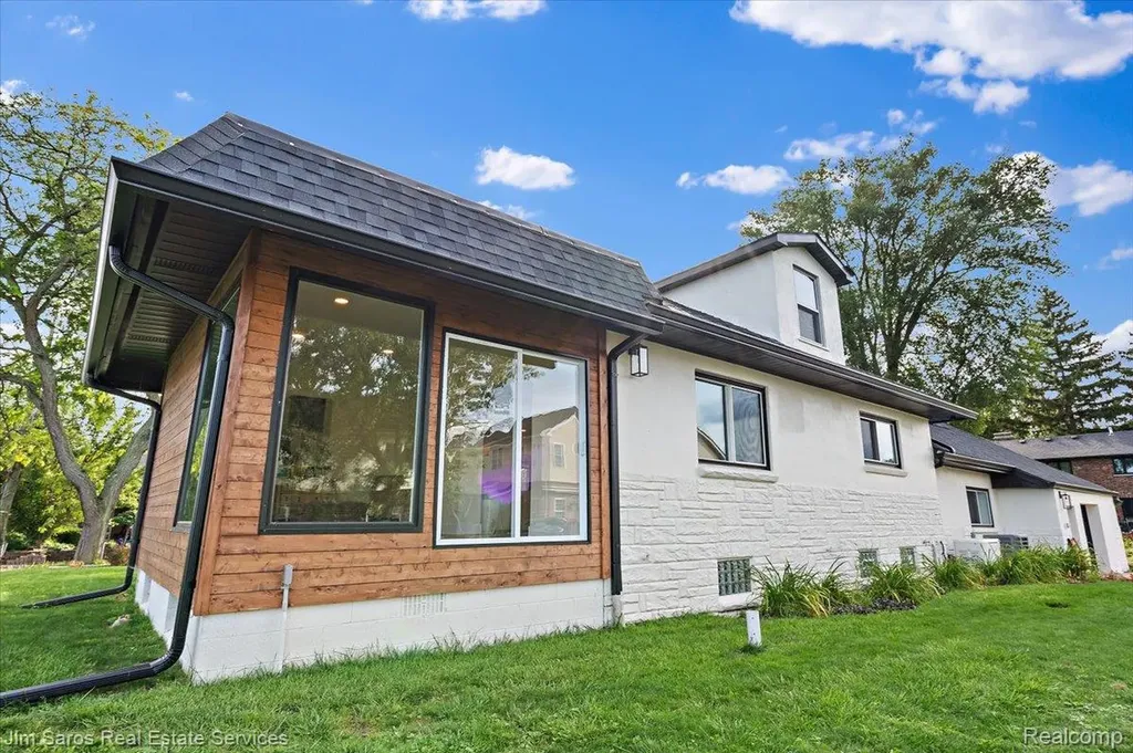 22505 Beach Street St. Clair Shores City MI 48081