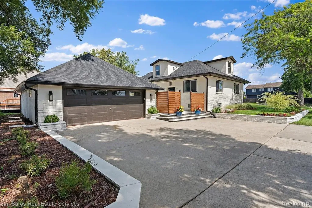 22505 Beach Street St. Clair Shores City MI 48081