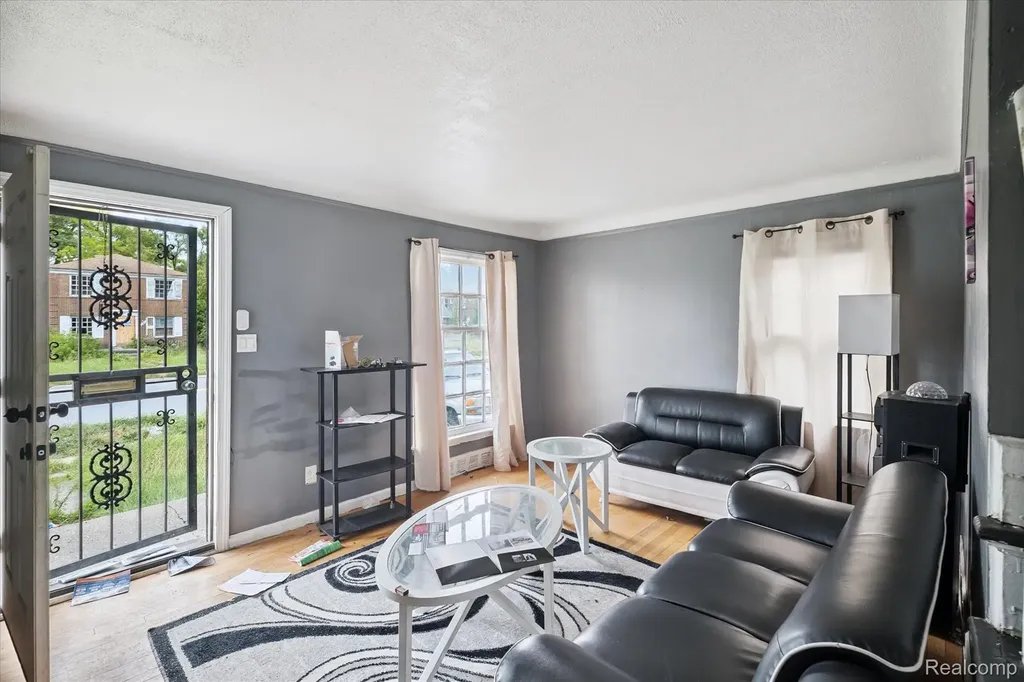 19389 Hoover Street Detroit City MI 48205