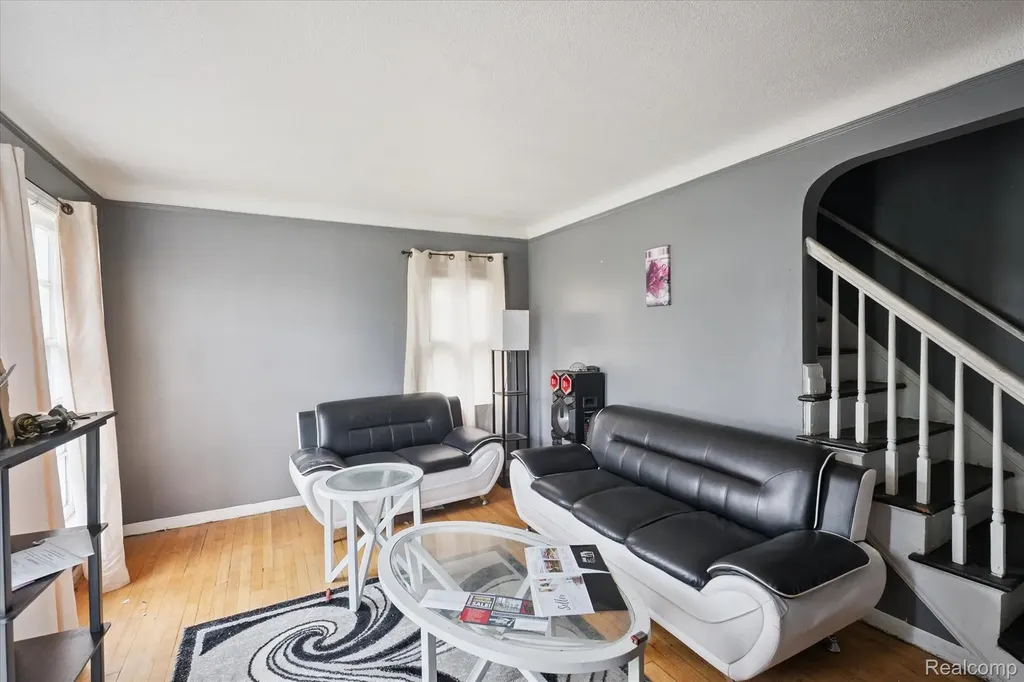 19389 Hoover Street Detroit City MI 48205