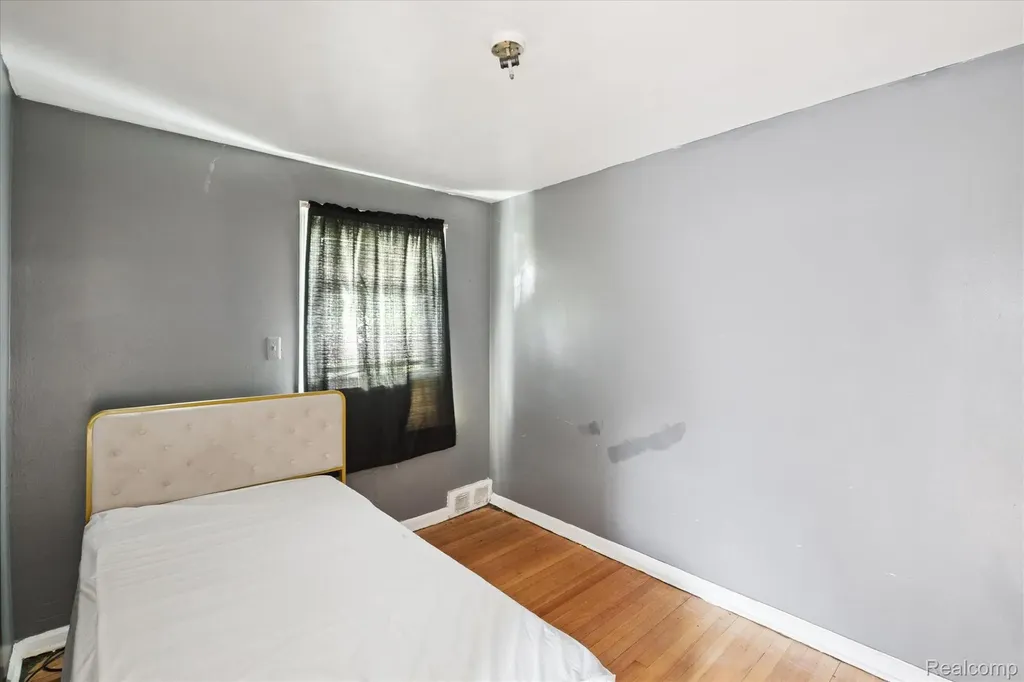19389 Hoover Street Detroit City MI 48205